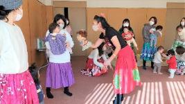 親子フラダンスの様子