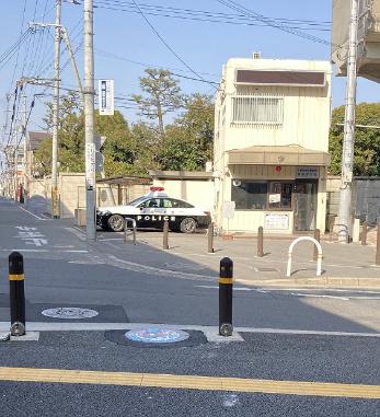 羽衣駅前の万博マンホールふた