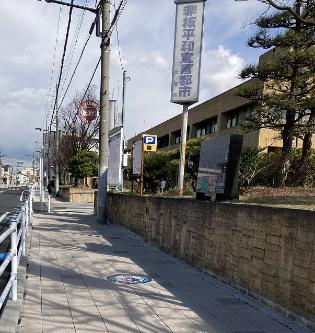 高石市役所前の万博マンホールふた