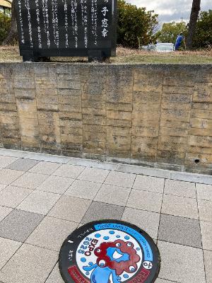 高石市役所前の万博マンホールふたの近影