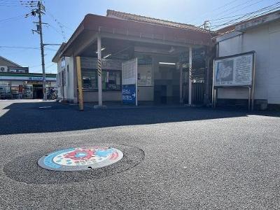 富木駅前の万博マンホールふた