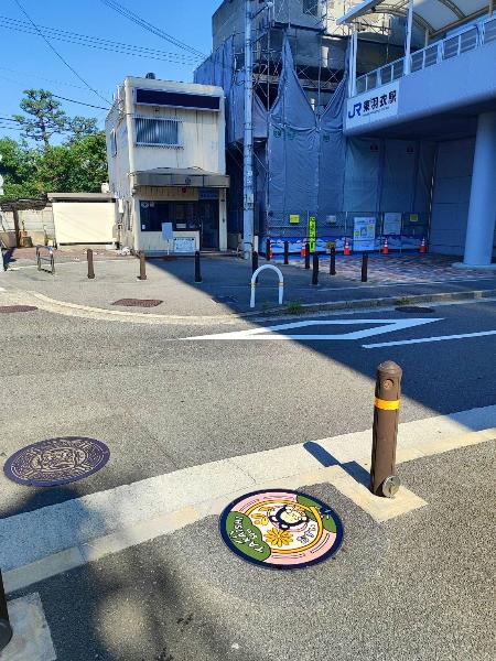 羽衣駅前の60周年記念マンホールふた