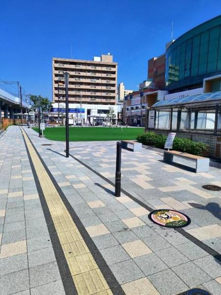 高石駅前の60周年記念マンホールふた
