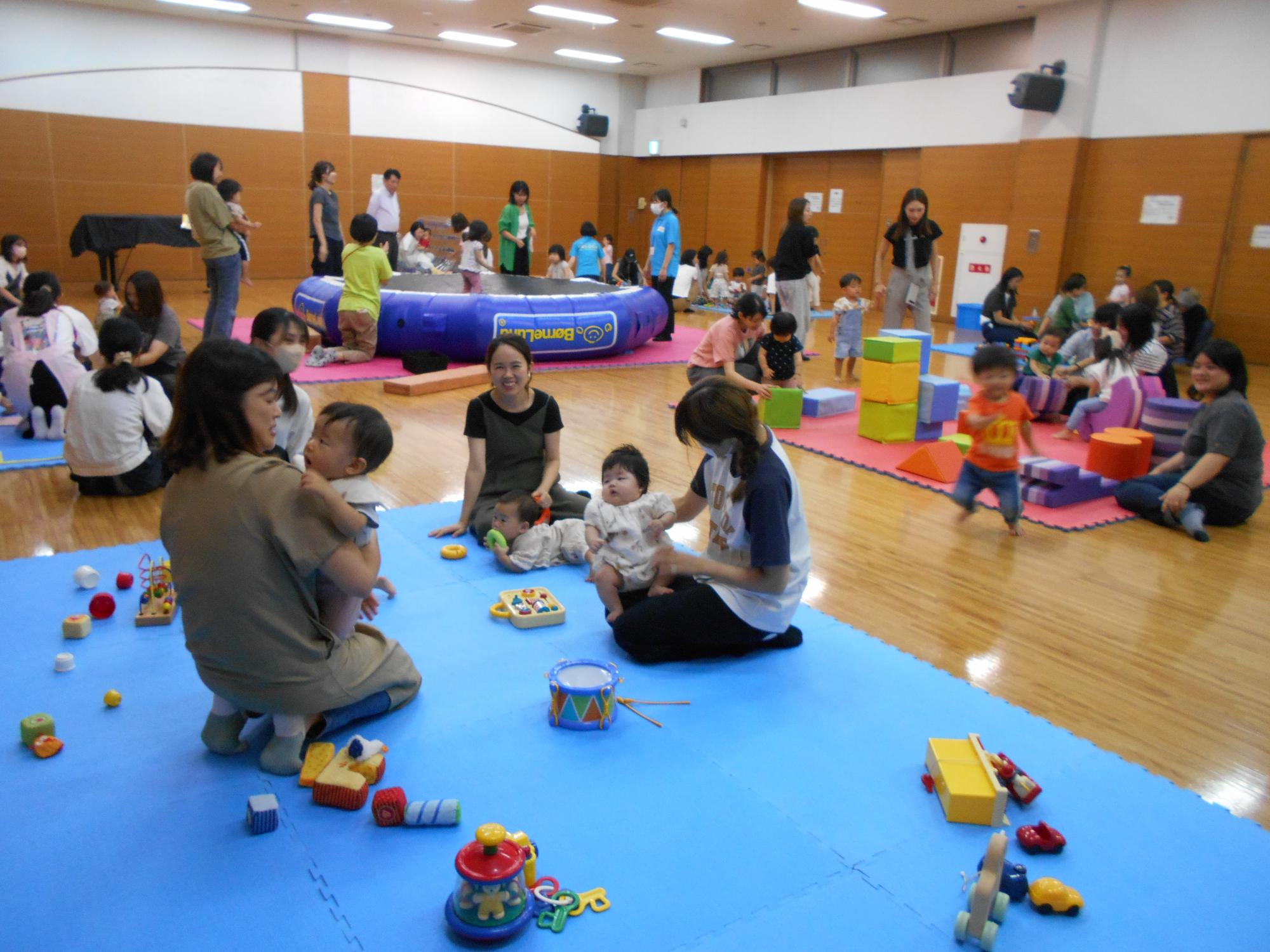 ボーネルンドのおもちゃで遊んでいる様子