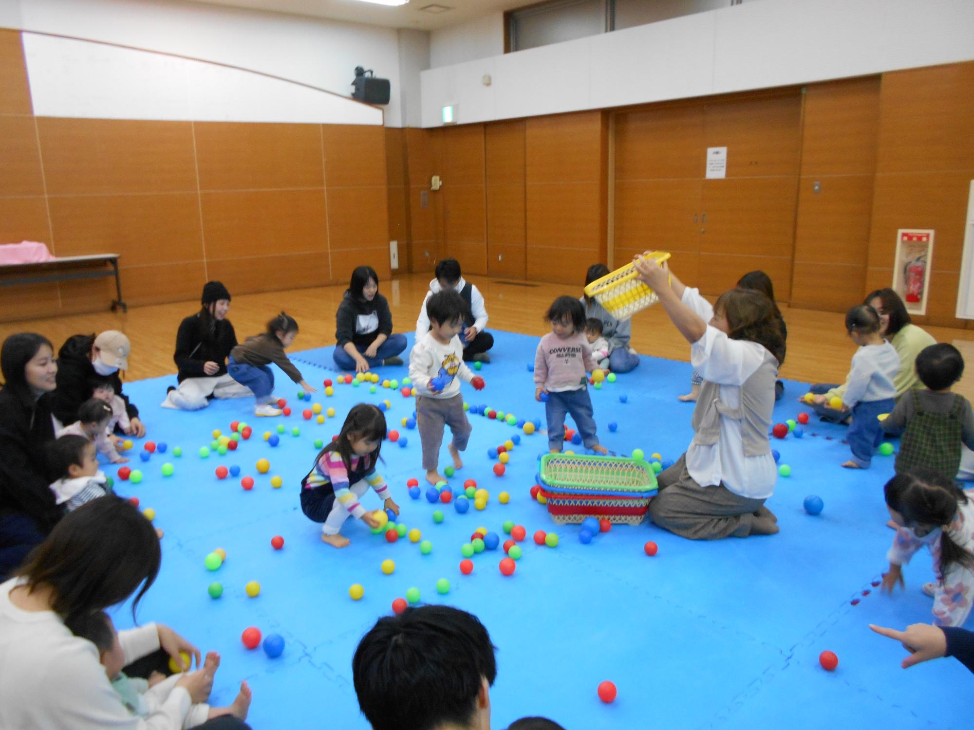 カラーボールで遊んでいる様子
