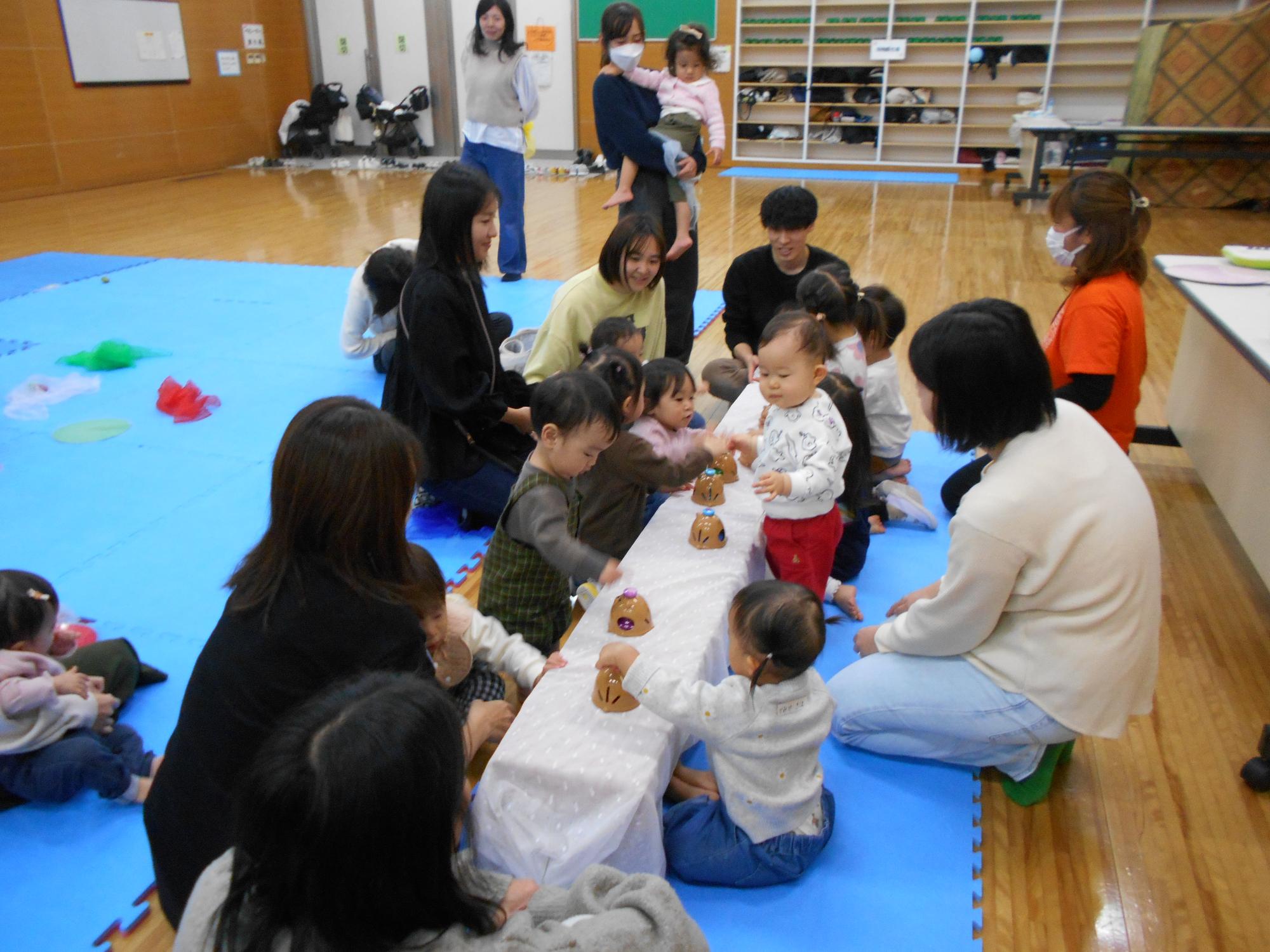 楽器で遊んでいる様子