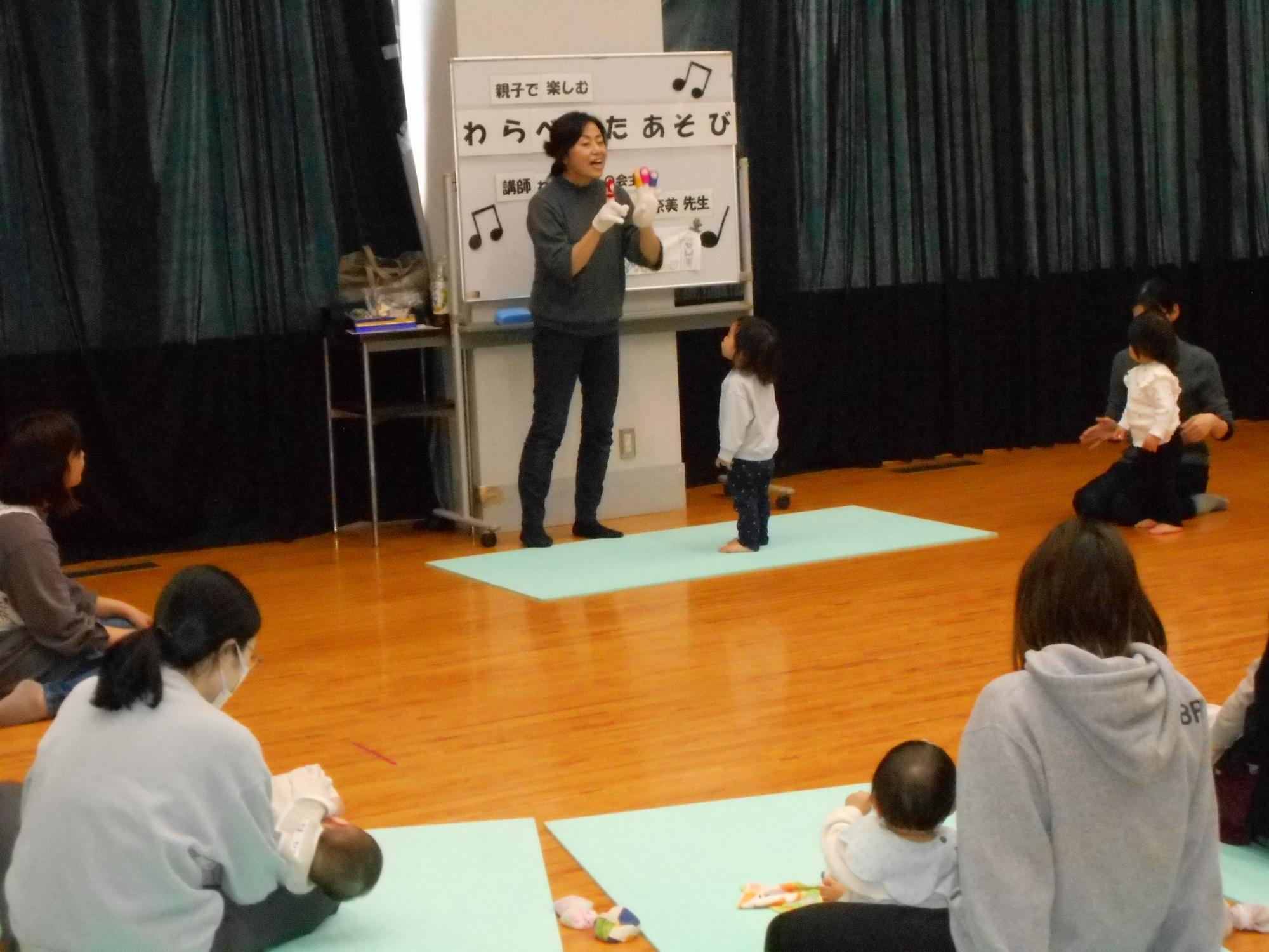 わらべうたあそびの様子