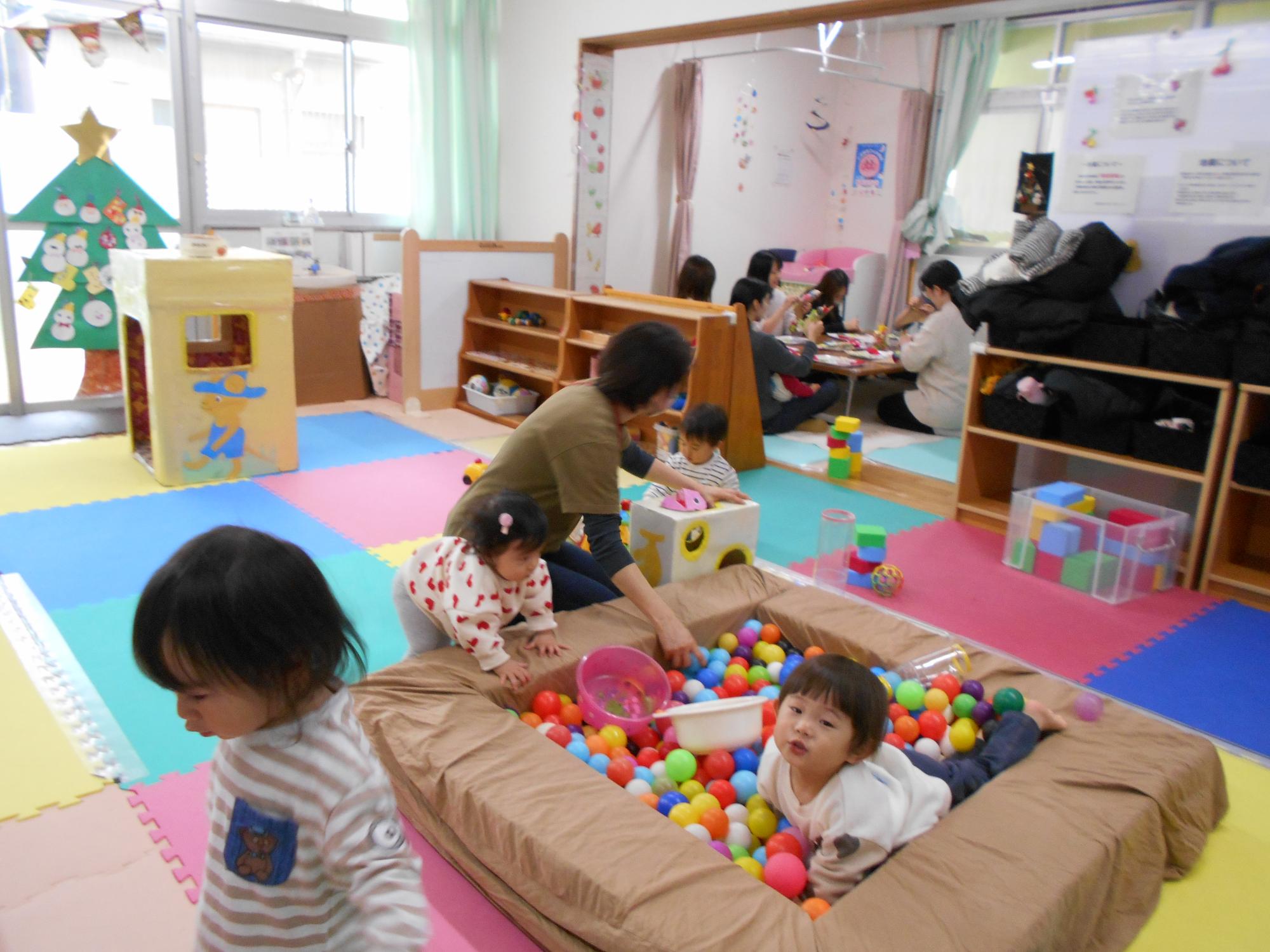 ママが制作中、子どもたちが遊んでいる様子