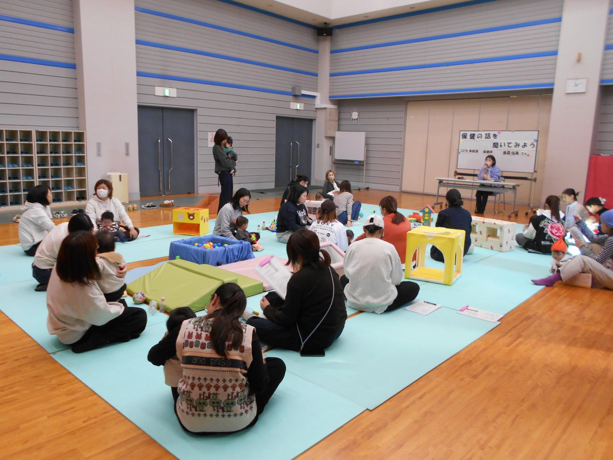 保健師のお話を聞いている様子