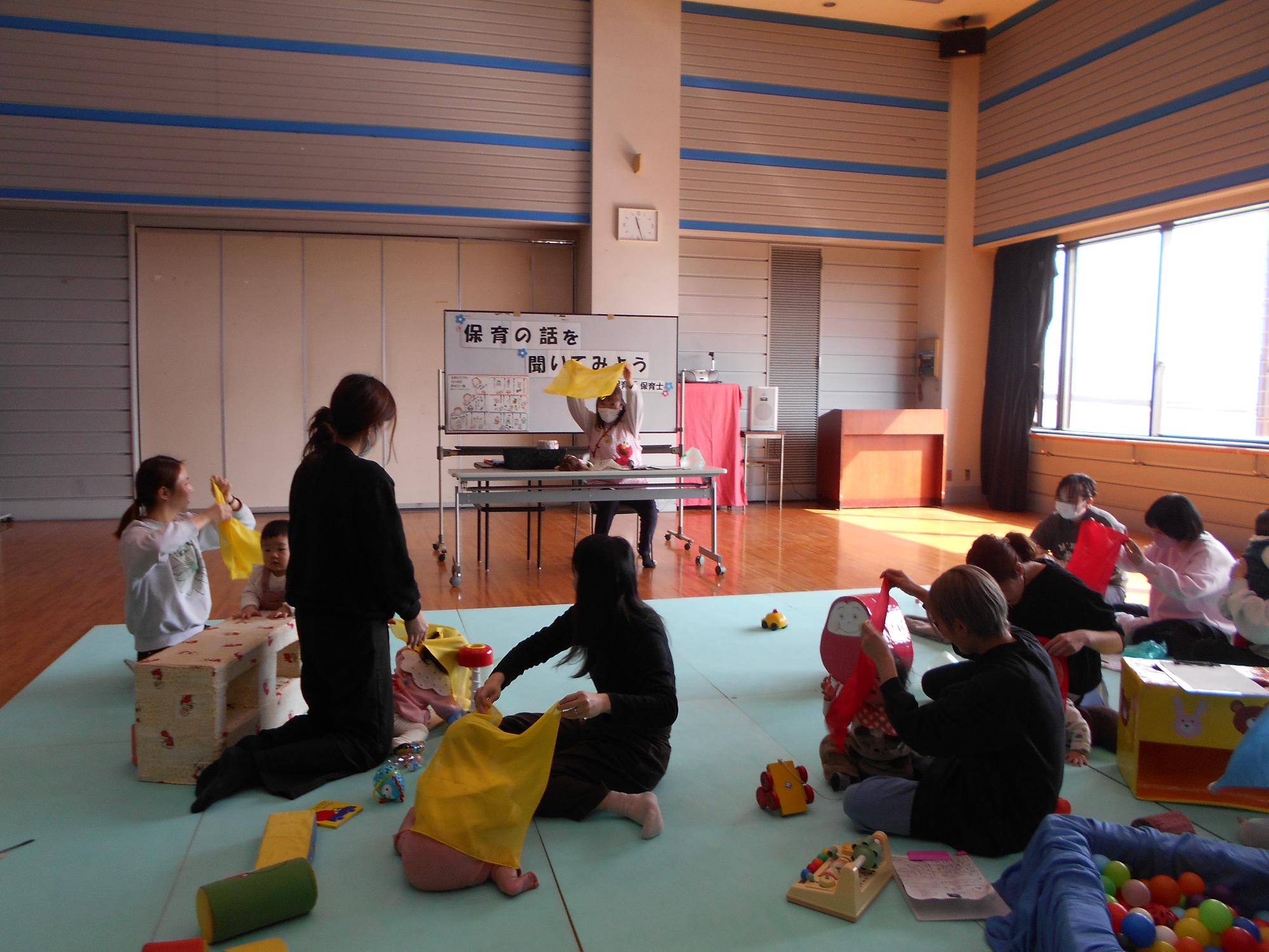 保育士のお話を聞いている様子