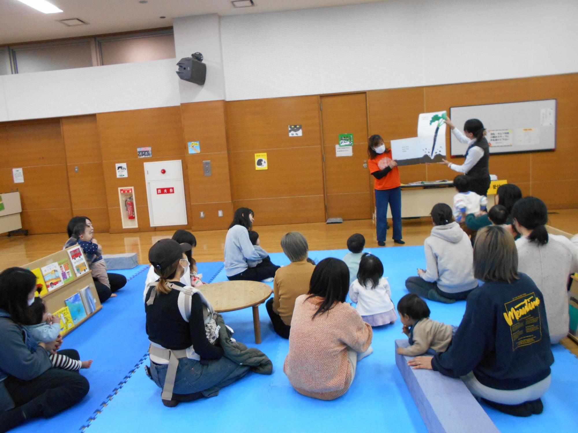 大型絵本の読み聞かせの様子