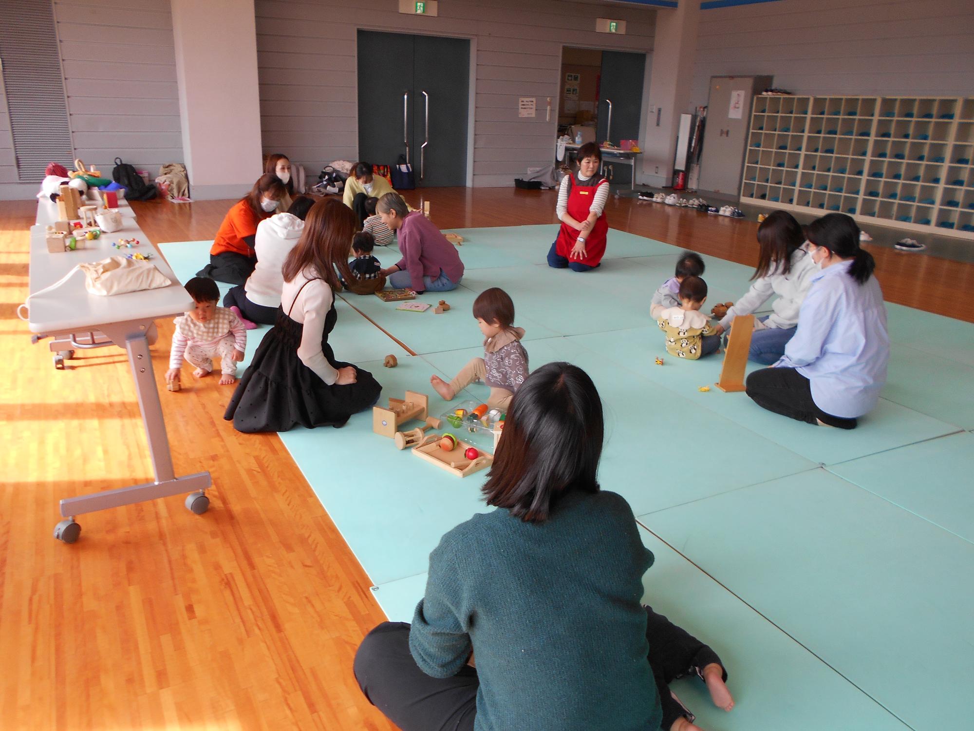 木のおもちゃで遊んでいる様子