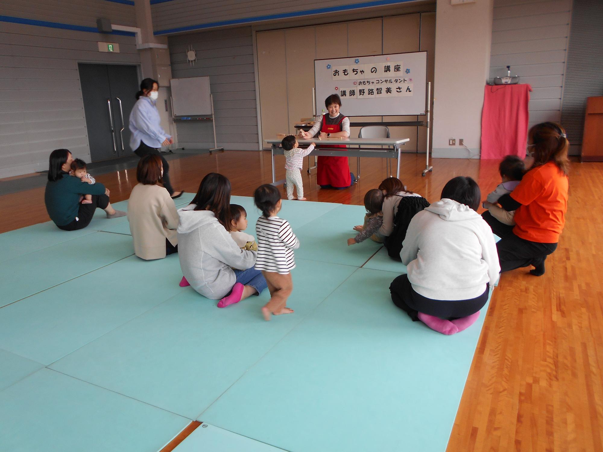 お話組み木を聞いている様子