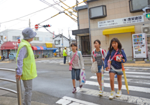 地域の方に見守られながら登校する様子の写真